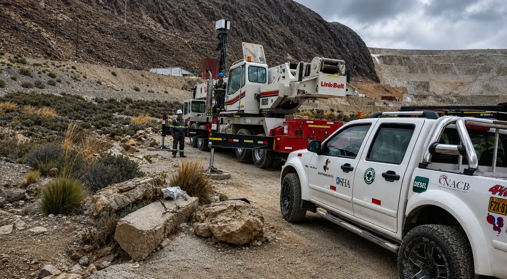 Grúa Link-Belt 8690 y camioneta de JC Electrohidráulicos en una operación minera de altura en Perú